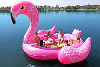 Gli adulti all'aperto del lago del fenicottero float gonfiabile rosa gigante dello stagno fanno galleggiare gonfiabile per il partito