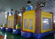 Bambini gonfiabili del pirata all'aperto del campo da giuoco che saltano giallo ed il blu del castello