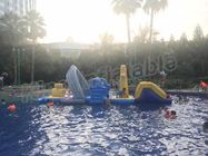 I grandi giochi gonfiabili di galleggiamento dell'acqua del parco dell'acqua con lo scorrevole per all'aperto intrattengono