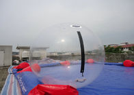 Passeggiata gonfiabile trasparente sulla palla dell'acqua