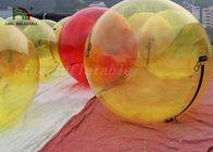 Passeggiata gonfiabile della palla gialla sulla palla dell'acqua per divertimento dei bambini