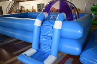I bambini fanno festa la piscina gonfiabile su ordinazione con la scala ed il fondo di stampa di colore pieno