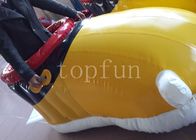 Scarpe gonfiabili gialle del PVC per il campo di calcio gonfiabile interessante di camminata della corsa