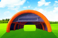 Grande tenda gonfiabile ad arco della tenda foranea di evento con l'entrata del tunnel