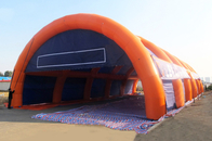 Grande tenda gonfiabile ad arco della tenda foranea di evento con l'entrata del tunnel