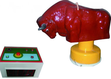 Corrida rotonda dei giochi gonfiabili di sport dell'equilibrio con l'agitazione della mucca per i cowboy