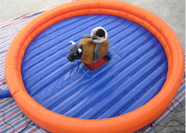 Corrida rotonda dei giochi gonfiabili di sport dell'equilibrio con l'agitazione della mucca per i cowboy