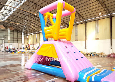 L'acqua gonfiabile della spiaggia esclusiva parcheggia i giochi di galleggiamento dell'acqua del lago per i bambini