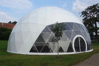 L'acciaio della Camera della tenda della cupola geodetica incornicia la tenda foranea all'aperto della stazione balneare dell'isola