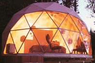 L'acciaio della Camera della tenda della cupola geodetica incornicia la tenda foranea all'aperto della stazione balneare dell'isola