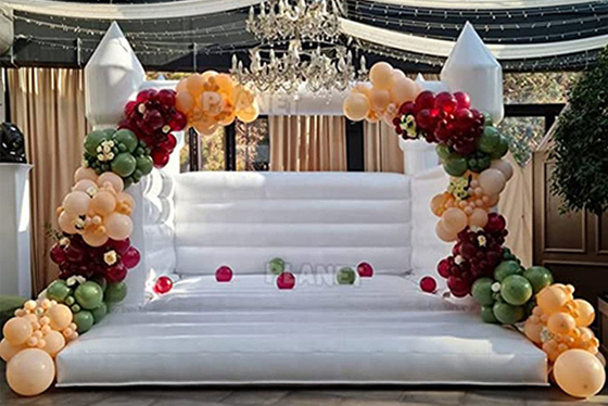 Castello gonfiabile bianco per matrimoni 13 piedi x 11,5 piedi x 10 piedi Castelli gonfiabili per adulti per feste all'aperto