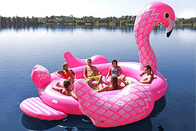 Gli adulti all'aperto del lago del fenicottero float gonfiabile rosa gigante dello stagno fanno galleggiare gonfiabile per il partito