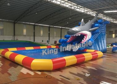 L'acqua gonfiabile dello squalo blu parcheggia le piscine gonfiabile impermeabile 8m x 6m