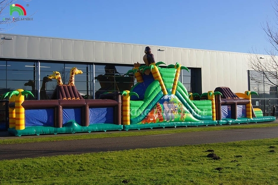 Grande campo di ostacoli gonfiabile all' aperto con scivolo e recinzione salto salto gioco sportivo con trampolino e scivolo
