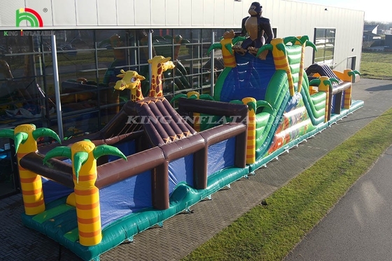 Grande campo di ostacoli gonfiabile all' aperto con scivolo e recinzione salto salto gioco sportivo con trampolino e scivolo