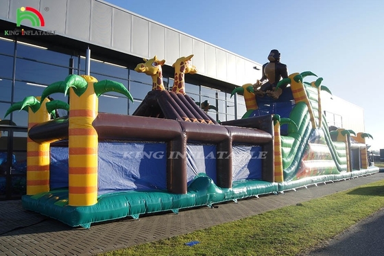 Grande campo di ostacoli gonfiabile all' aperto con scivolo e recinzione salto salto gioco sportivo con trampolino e scivolo