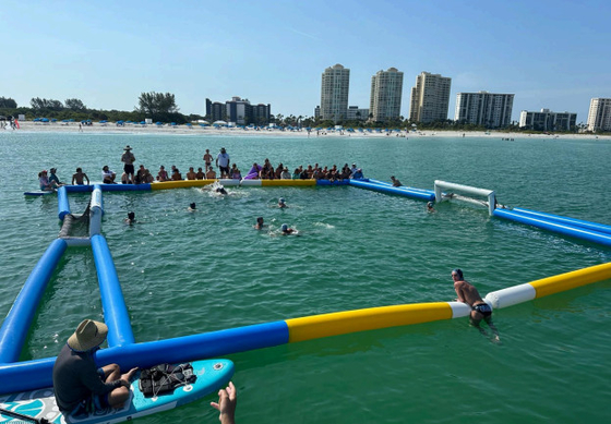 Gioco di sport acquatici gonfiabile Gioco gonfiabile di waterpolo Calcio Campo Arena Campo di calcio gonfiabile
