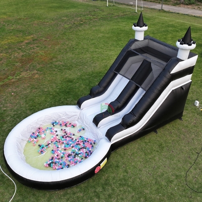 Scivolo d'acqua gonfiabile scivolo d'acqua bianco e nero scivolo per bambini con vasca d'acqua più grande