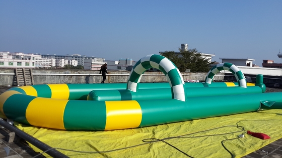 Pista da corsa gonfiabile per go-kart all'aperto, attraente pista da corsa gonfiabile per autoscontri