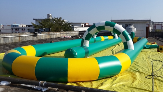 Pista da corsa gonfiabile per go-kart all'aperto, attraente pista da corsa gonfiabile per autoscontri