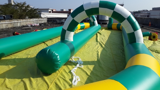 Pista da corsa gonfiabile per go-kart all'aperto, attraente pista da corsa gonfiabile per autoscontri