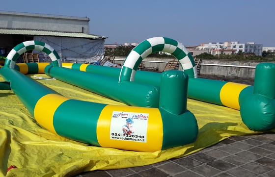 Pista da corsa gonfiabile per go-kart all'aperto, attraente pista da corsa gonfiabile per autoscontri