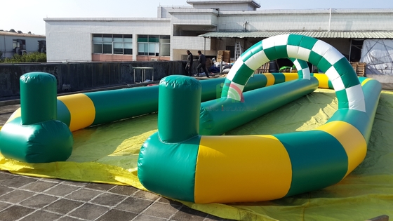 Pista da corsa gonfiabile per go-kart all'aperto, attraente pista da corsa gonfiabile per autoscontri