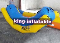Movimento alternato gonfiabile giallo/blu durevole barcolla giocattolo dell'acqua del PVC con la barca di banana
