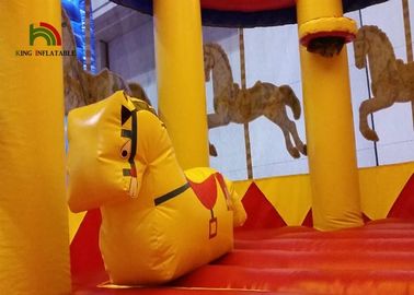 imprese commerciali di rimbalzo di divertimento gonfiabile del carosello di porpora di 8x6m con lo scorrevole per i bambini