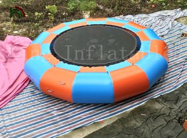 Buttafuori di salto dell'acqua del giocattolo del trampolino dell'acqua gonfiabile del colpo per i bambini e gli adulti