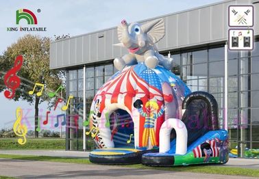 Il castello di salto gonfiabile della discoteca variopinta del circo con lo scorrevole ha stampato il pagliaccio/animali