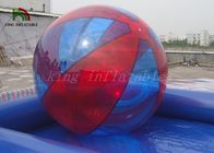 Passeggiata gonfiabile multicolore sulla palla dell'acqua, giochi divertenti dello stagno di acqua di estate dei bambini