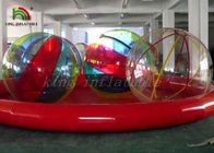 Passeggiata gonfiabile multicolore sulla palla dell'acqua, giochi divertenti dello stagno di acqua di estate dei bambini