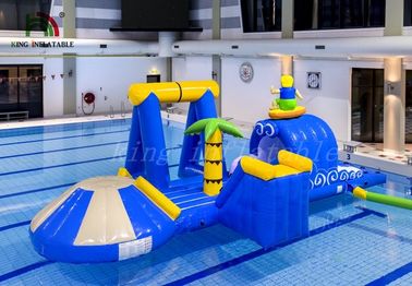 L'acqua gonfiabile praticante il surfing di giallo/blu ragazzo parcheggia il corso multiuso durevole del PVC