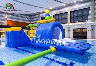 L'acqua gonfiabile praticante il surfing di giallo/blu ragazzo parcheggia il corso multiuso durevole del PVC