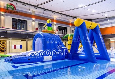 L'acqua gonfiabile praticante il surfing di giallo/blu ragazzo parcheggia il corso multiuso durevole del PVC