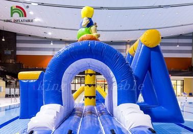 L'acqua gonfiabile praticante il surfing di giallo/blu ragazzo parcheggia il corso multiuso durevole del PVC