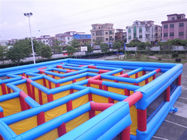Campo da giuoco gonfiabile del labirinto della tela cerata del PVC, divertimento gonfiabile dei giochi di sport