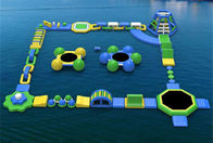 L'acqua gonfiabile commerciale gigante parcheggia il gioco dei giocattoli dell'acqua dell'estate per il lago