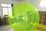 Passeggiata gonfiabile della palla gialla sulla palla dell'acqua per divertimento dei bambini