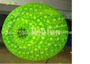 Palla gonfiabile brillante di Zorbing con il rullo verde dell'erba dell'anello a D su terra