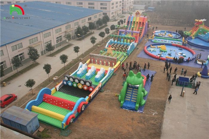 Giochi d'ostacolo gonfiabili giganti in PVC per adulti Giochi di corsa all'aperto Attrezzature per campi d'ostacolo