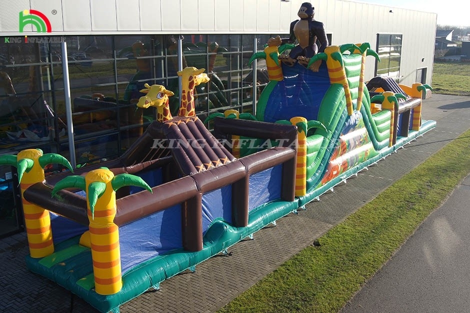 Grande campo di ostacoli gonfiabile all' aperto con scivolo e recinzione salto salto gioco sportivo con trampolino e scivolo